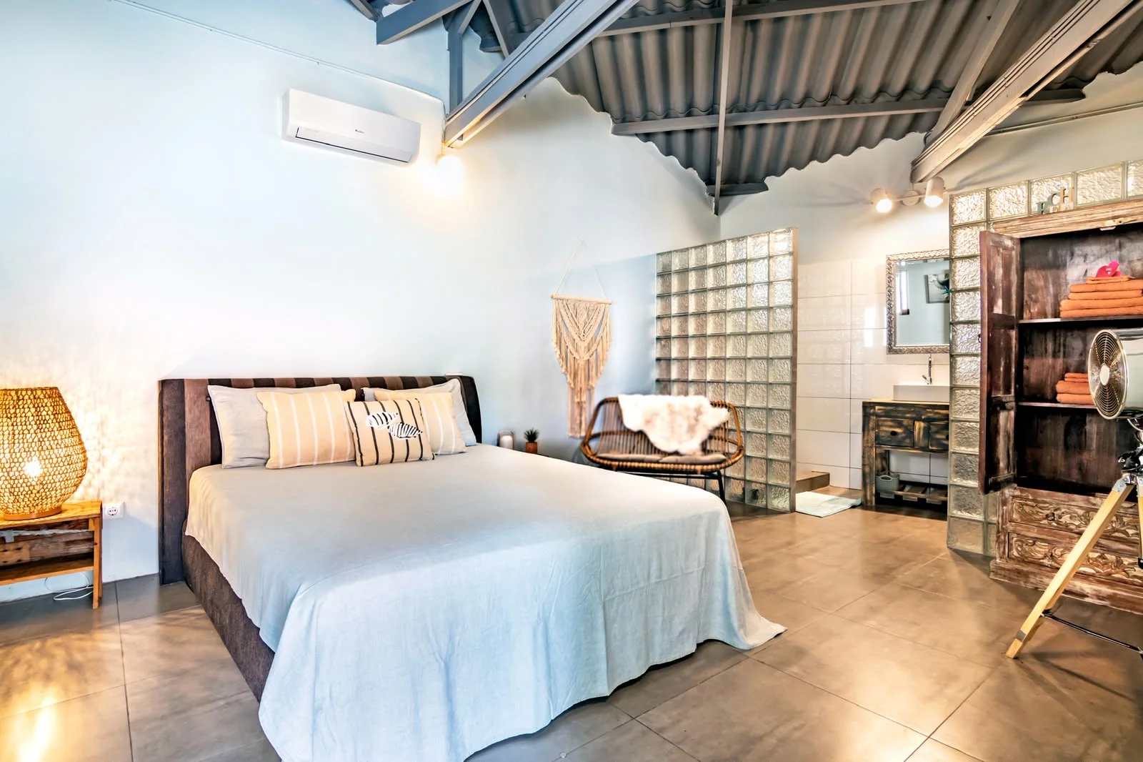Slaapkamer van Studio Lola met open badkamer