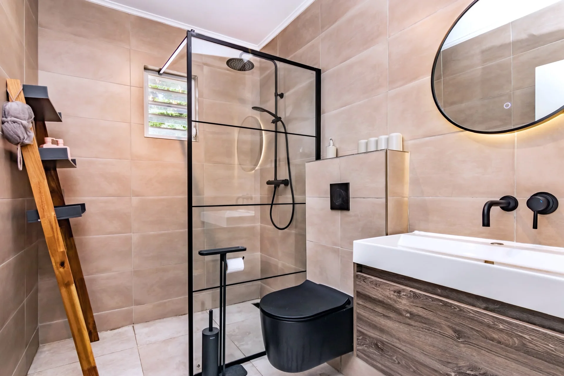 Moderne badkamer met inloopdouche en zwart sanitair in Saars