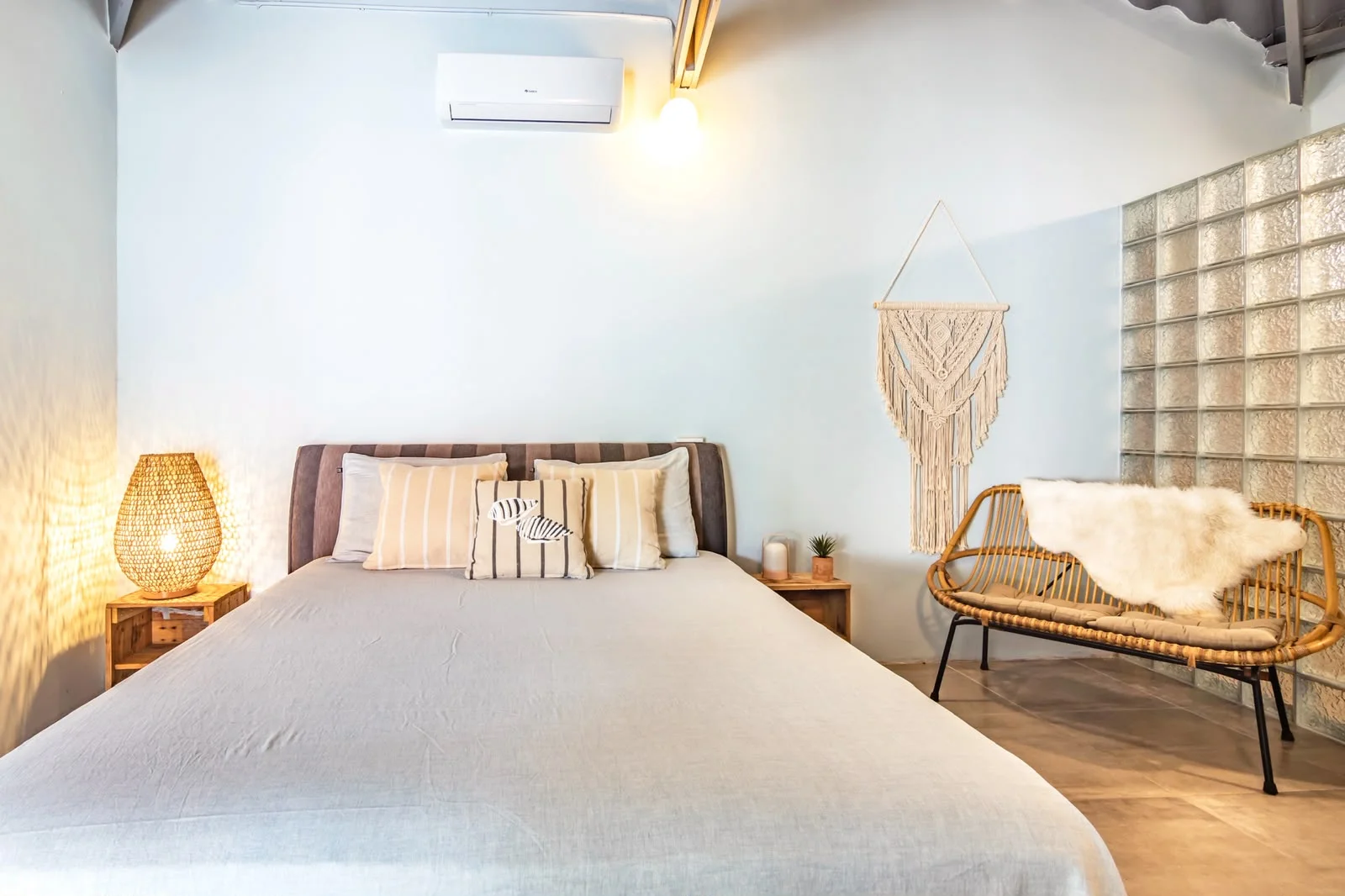 Bed van Studio Lola met macramé, rotan bankje en glasblokken