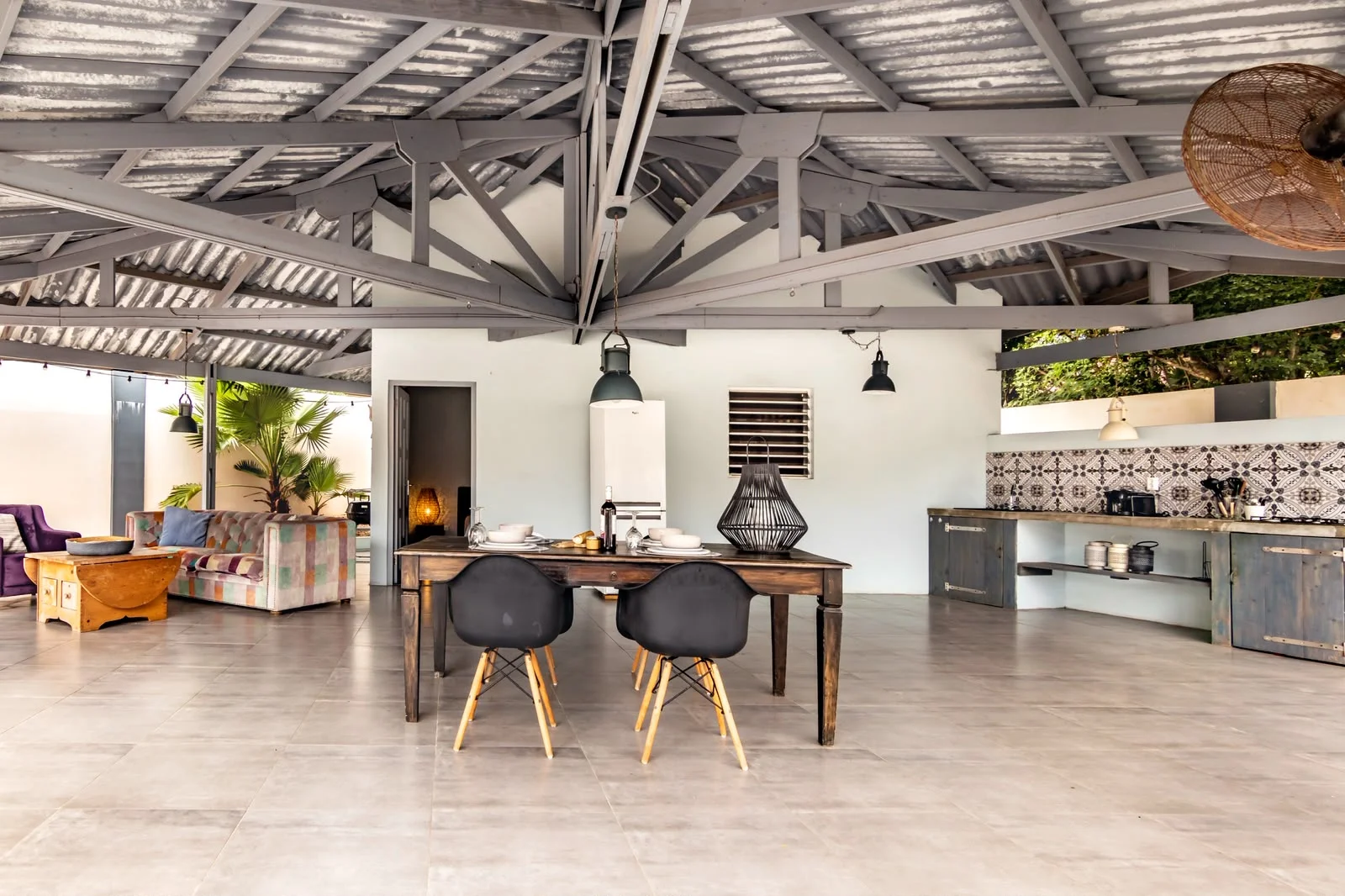 Overdekt terras van Studio Lola met eettafel en keuken