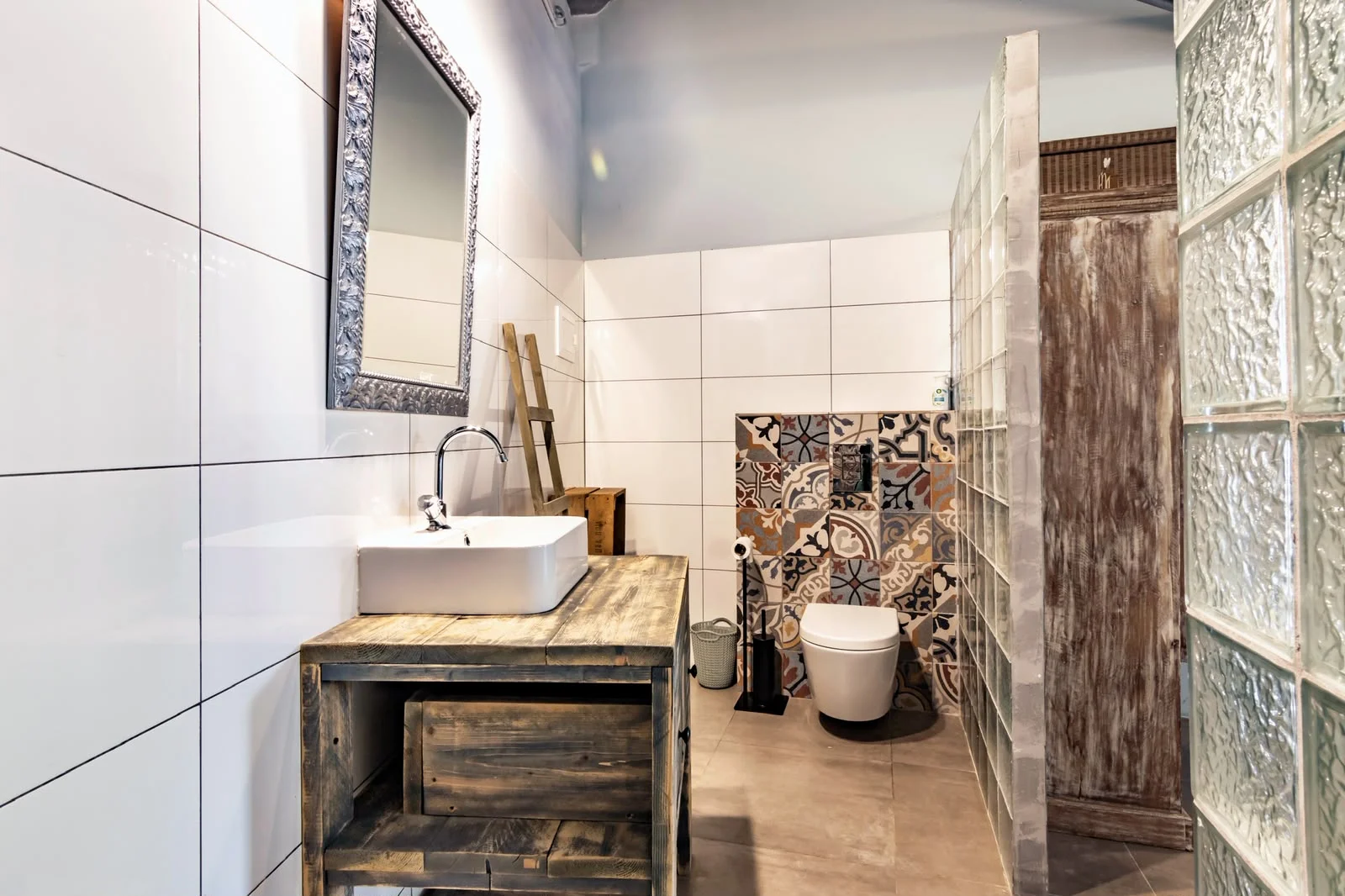 Toilet in de open badkamer van Studio Lola