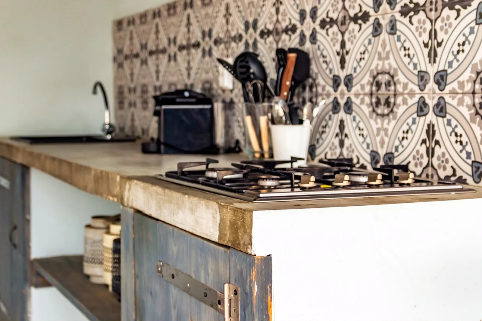 Detail van het fornuis in de buitenkeuken van Studio Lola